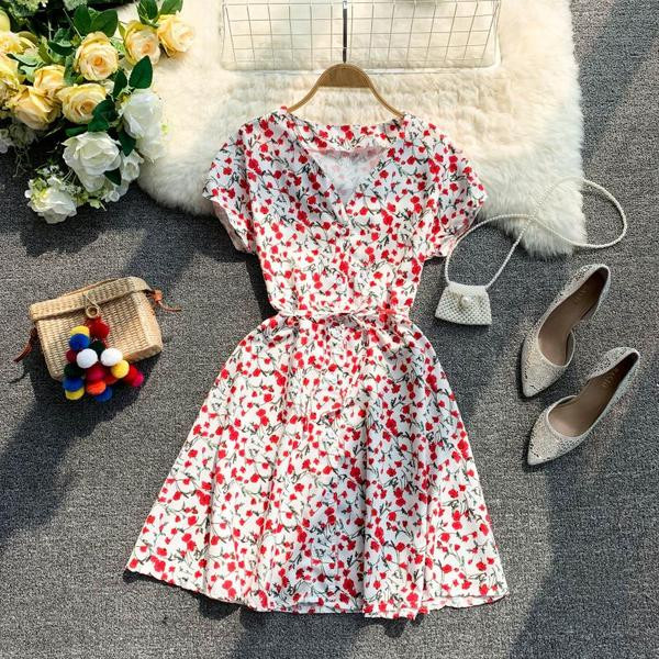 V-nyakú, virágmintás női nyári ruha