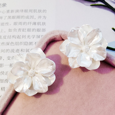 Стилни дамски обеци с формата на цвете в бял цвят