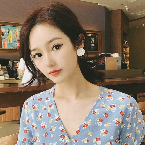 Cercei eleganti de dama in forma de floare in alb