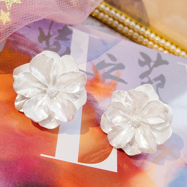 Cercei eleganti de dama in forma de floare in alb