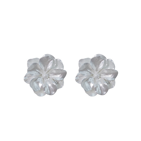 Cercei eleganti de dama in forma de floare in alb