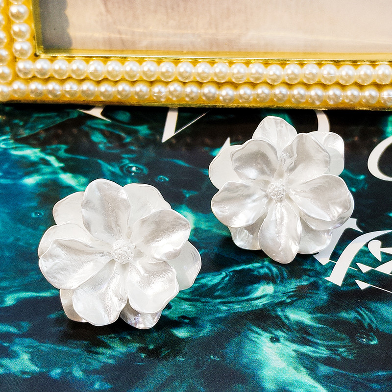 Cercei eleganti de dama in forma de floare in alb