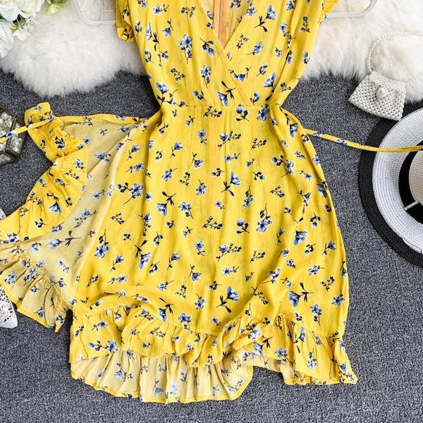 Női nyári ruha V-nyakú sárga színben