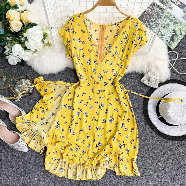 Női nyári ruha V-nyakú sárga színben