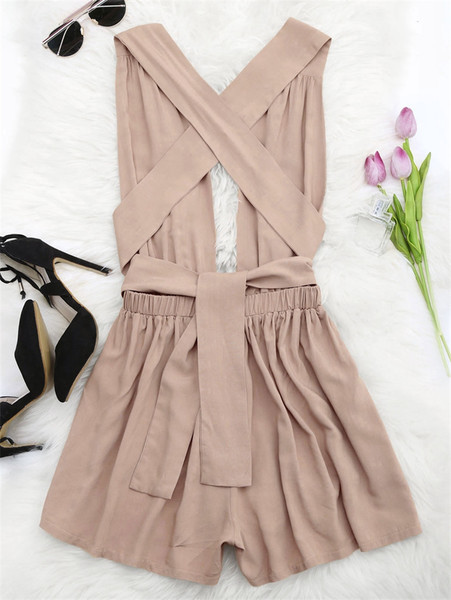 Modern női rövid jumpsuit mély nyakkivágással és csupasz háttal bvj színben