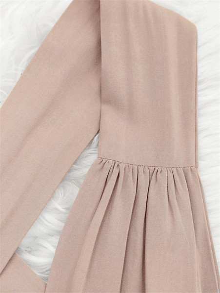 Modern női rövid jumpsuit mély nyakkivágással és csupasz háttal bvj színben