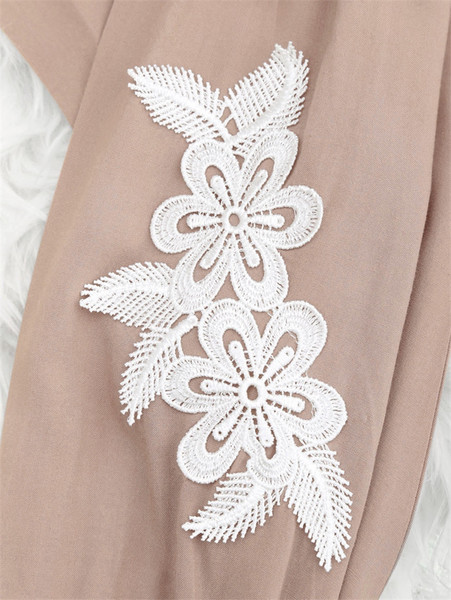 Modern női rövid jumpsuit mély nyakkivágással és csupasz háttal bvj színben