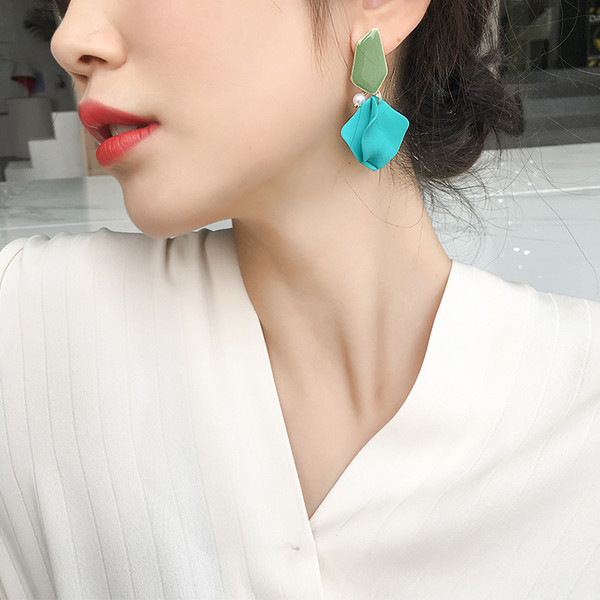 Stílusos női fülbevaló különböző színekben