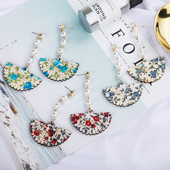 Stílusos női fülbevaló gyöngyökkel több színben