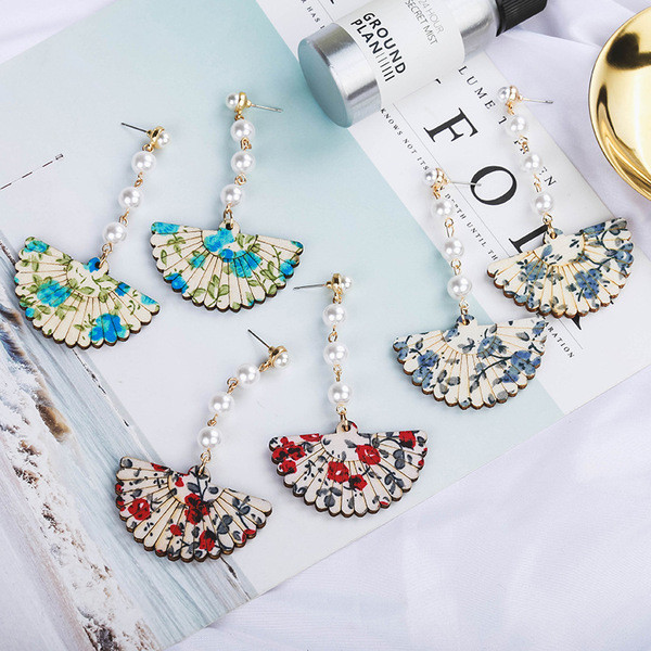 Stílusos női fülbevaló gyöngyökkel több színben