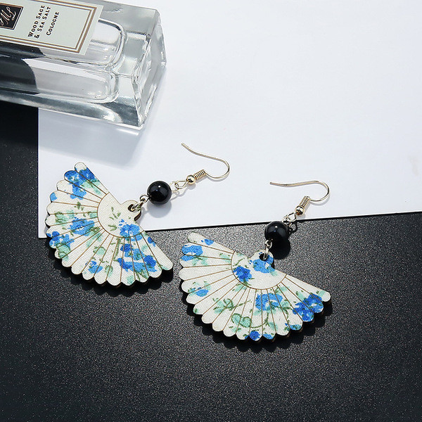 Stílusos női fülbevaló gyöngyökkel több színben