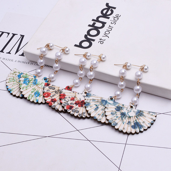 Stílusos női fülbevaló gyöngyökkel több színben