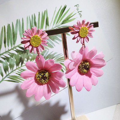 Modern női fülbevaló fehér és rózsaszín színben