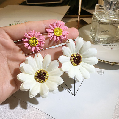 Modern női fülbevaló fehér és rózsaszín színben