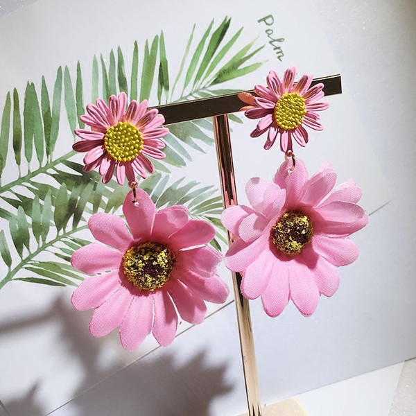 Modern női fülbevaló fehér és rózsaszín színben