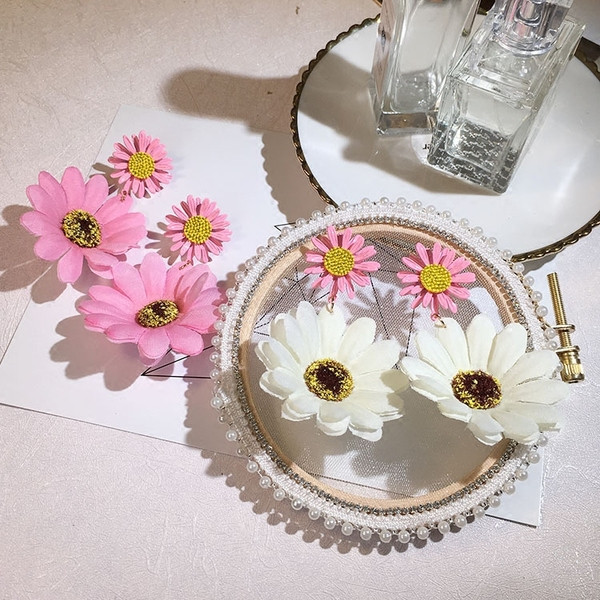 Modern női fülbevaló fehér és rózsaszín színben