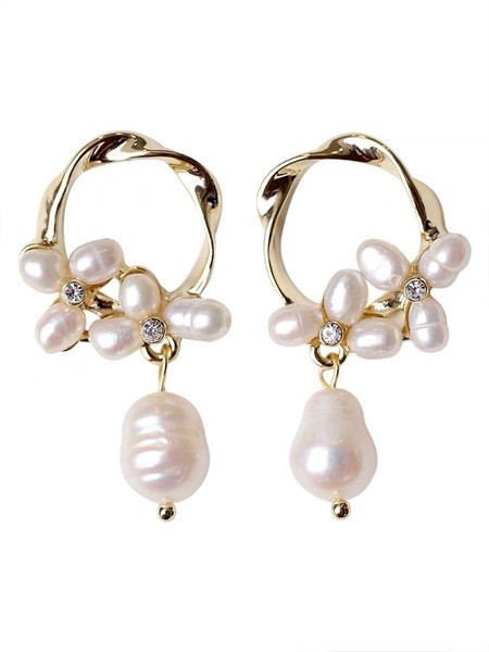 Stílusos női fülbevaló gyöngyökkel