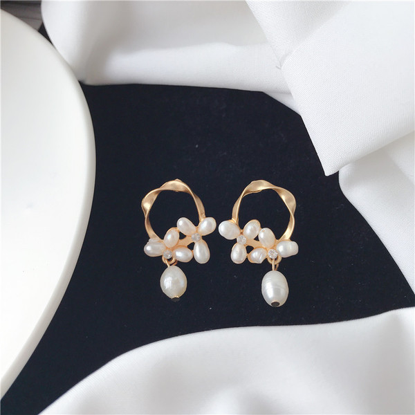 Stílusos női fülbevaló gyöngyökkel