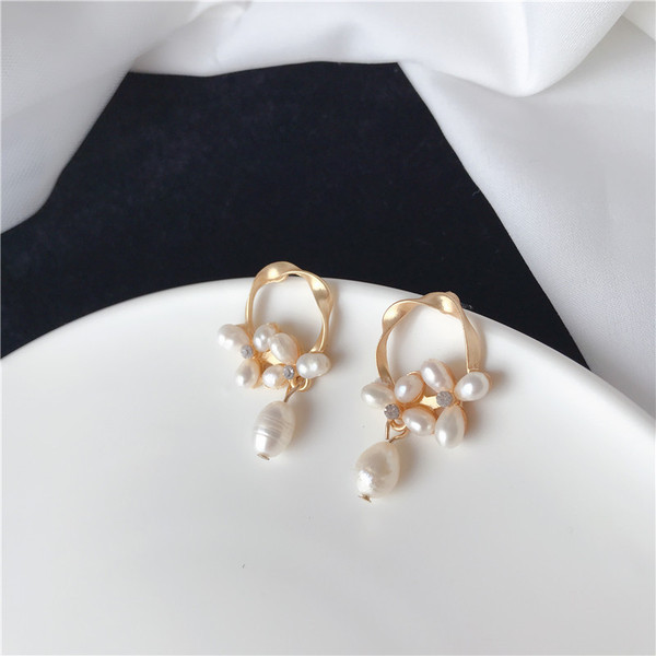 Stílusos női fülbevaló gyöngyökkel