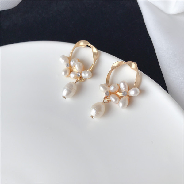 Stílusos női fülbevaló gyöngyökkel