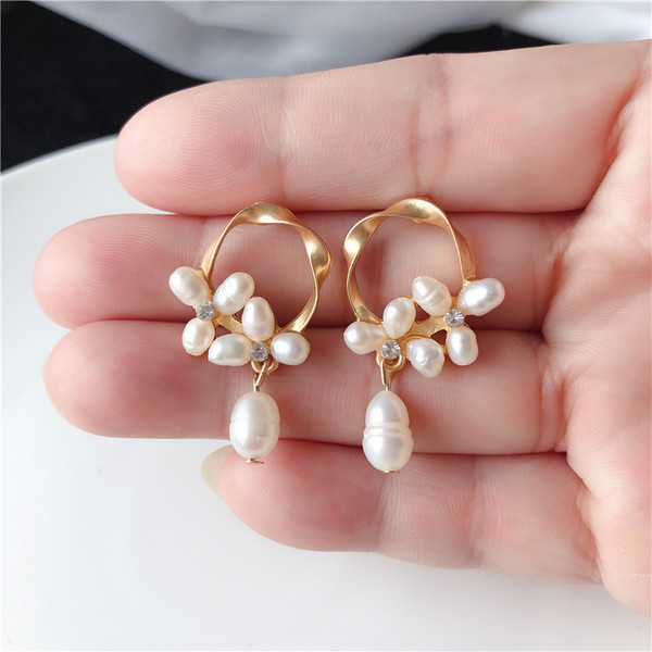 Stílusos női fülbevaló gyöngyökkel