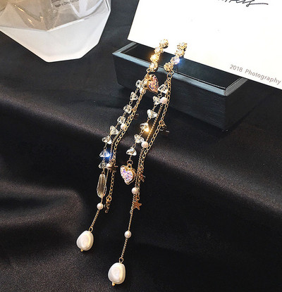 Arany színű hosszú női fülbevaló kövekkel és gyöngyökkel