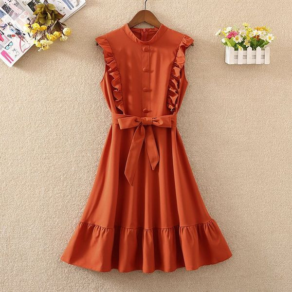 Modern női ruha gombokkal és szalaggal több színben