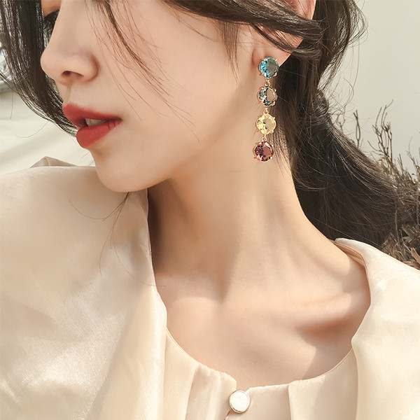 Modern női fülbevaló színes díszkövekkel