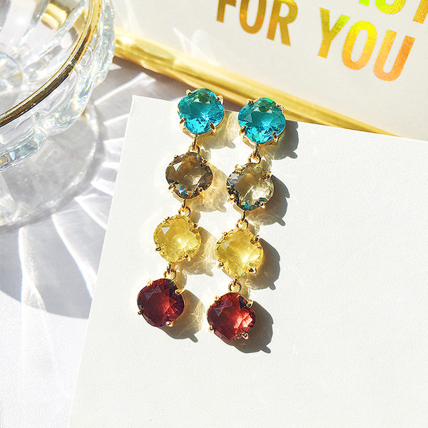 Modern női fülbevaló színes díszkövekkel