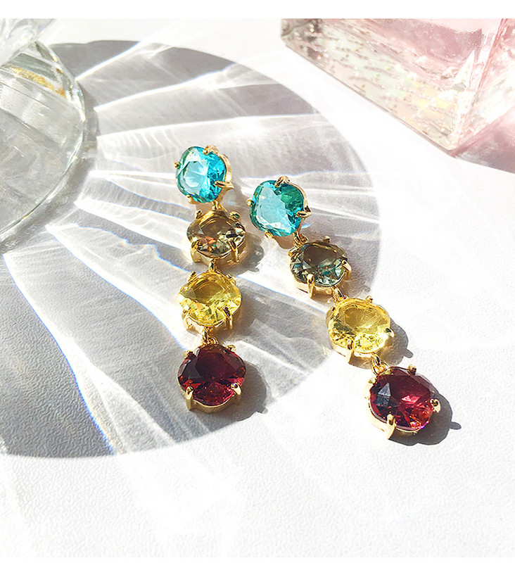 Modern női fülbevaló színes díszkövekkel