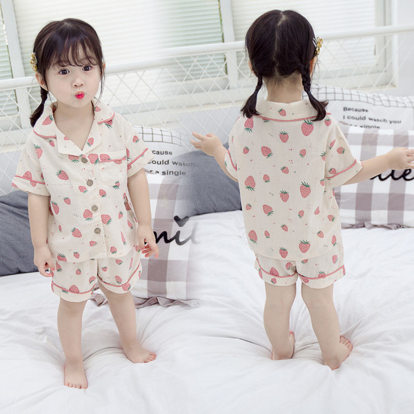 Nyári gyerek pizsama lányoknak kétrészes fehér színben mintával