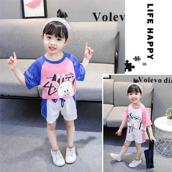 Napi gyermekkészlet lányoknak, melyben egy póló és egy rövidnadrág található, két színben