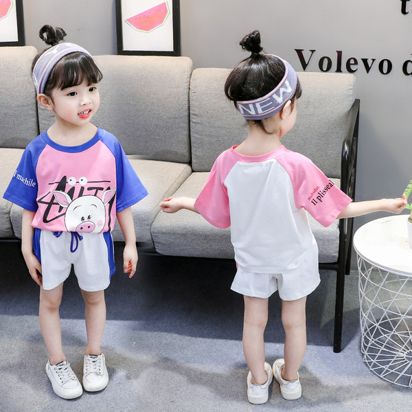 Napi gyermekkészlet lányoknak, melyben egy póló és egy rövidnadrág található, két színben