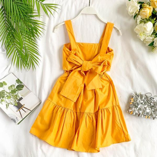 Modern női ruha szabású modell és szalag több színben