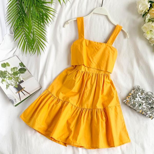 Modern női ruha szabású modell és szalag több színben