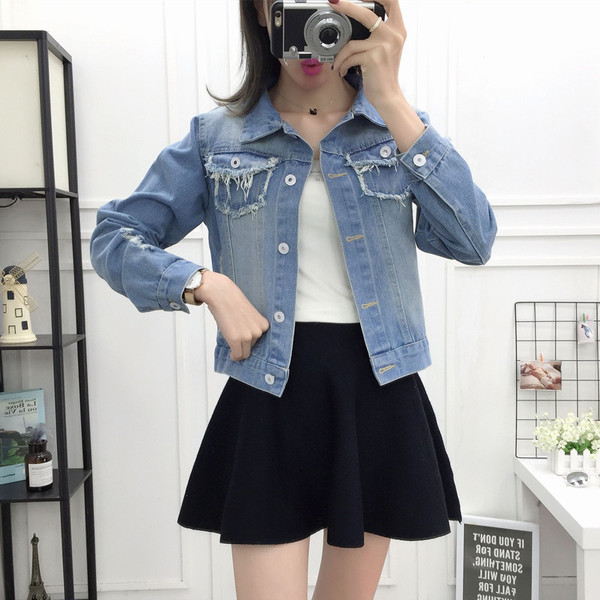 Modern női farmerdzseki rátéttel, szakadt motívumokkal