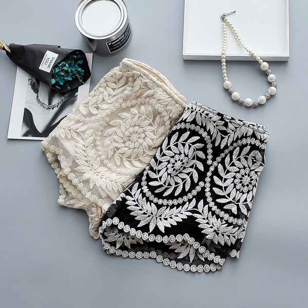 Стилни дамски къси панталони в три цвята 