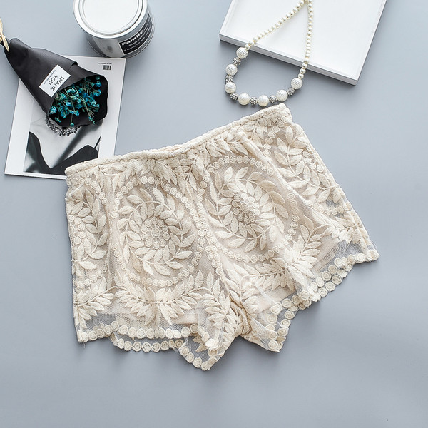 Стилни дамски къси панталони в три цвята 