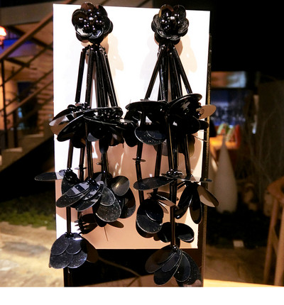 Női hosszú fülbevaló fekete és piros színben