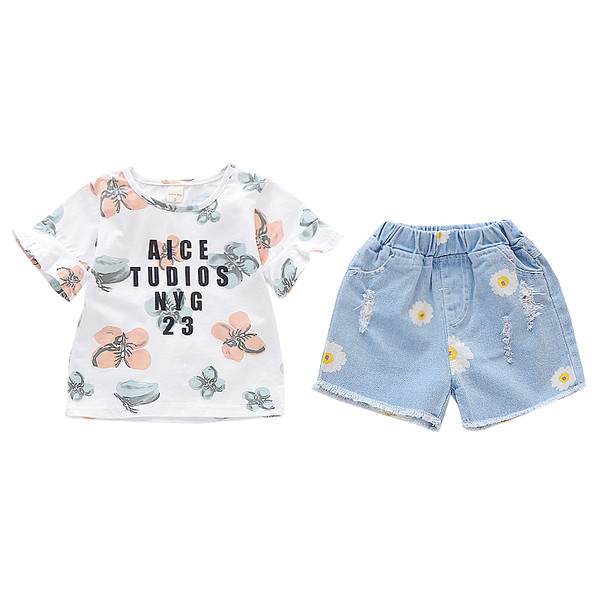 Napi gyermekkészlet lányoknak pólóval és rövidnadrággal