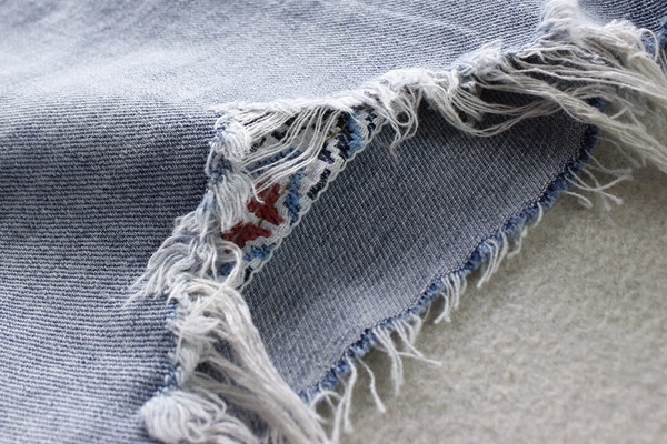 Lezser női rövidnadrág szakadt motívumokkal, magas derékkal