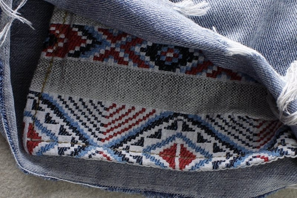 Lezser női rövidnadrág szakadt motívumokkal, magas derékkal