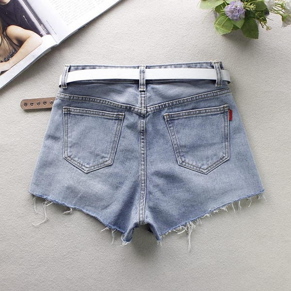 Lezser női rövidnadrág szakadt motívumokkal, magas derékkal