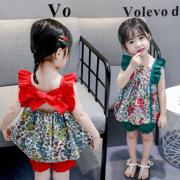 Modern gyerekszett lányoknak piros és zöld virágmotívumokkal