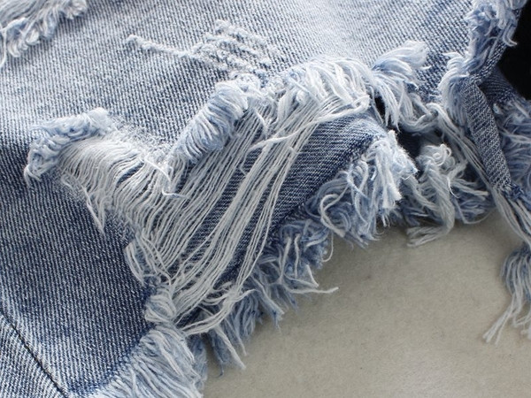 Modern női rövidnadrág szakadt motívumokkal, kék színben