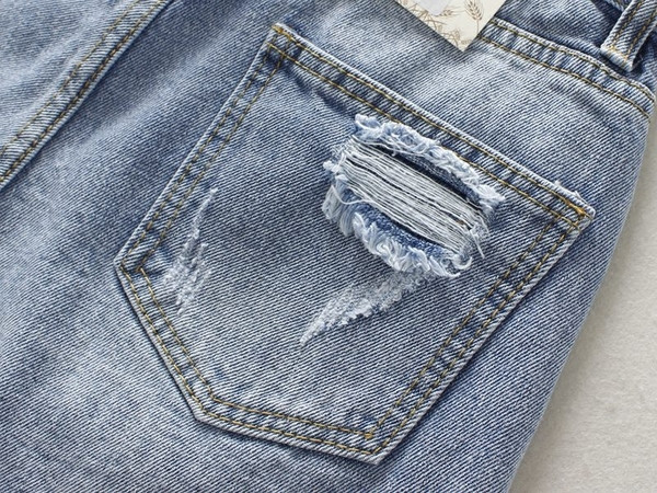 Modern női rövidnadrág szakadt motívumokkal, kék színben