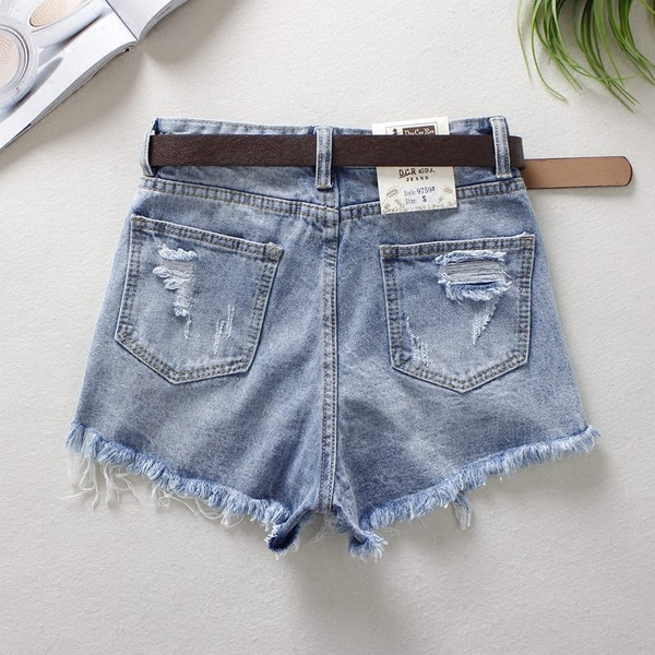 Modern női rövidnadrág szakadt motívumokkal, kék színben