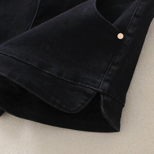 Стилни дамски къси панталони в черен цвят 