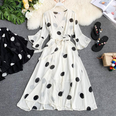 Stílusos női ruha V-nyakkal, fekete-fehér színben