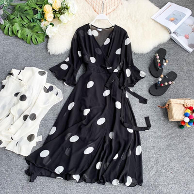 Stílusos női ruha V-nyakkal, fekete-fehér színben